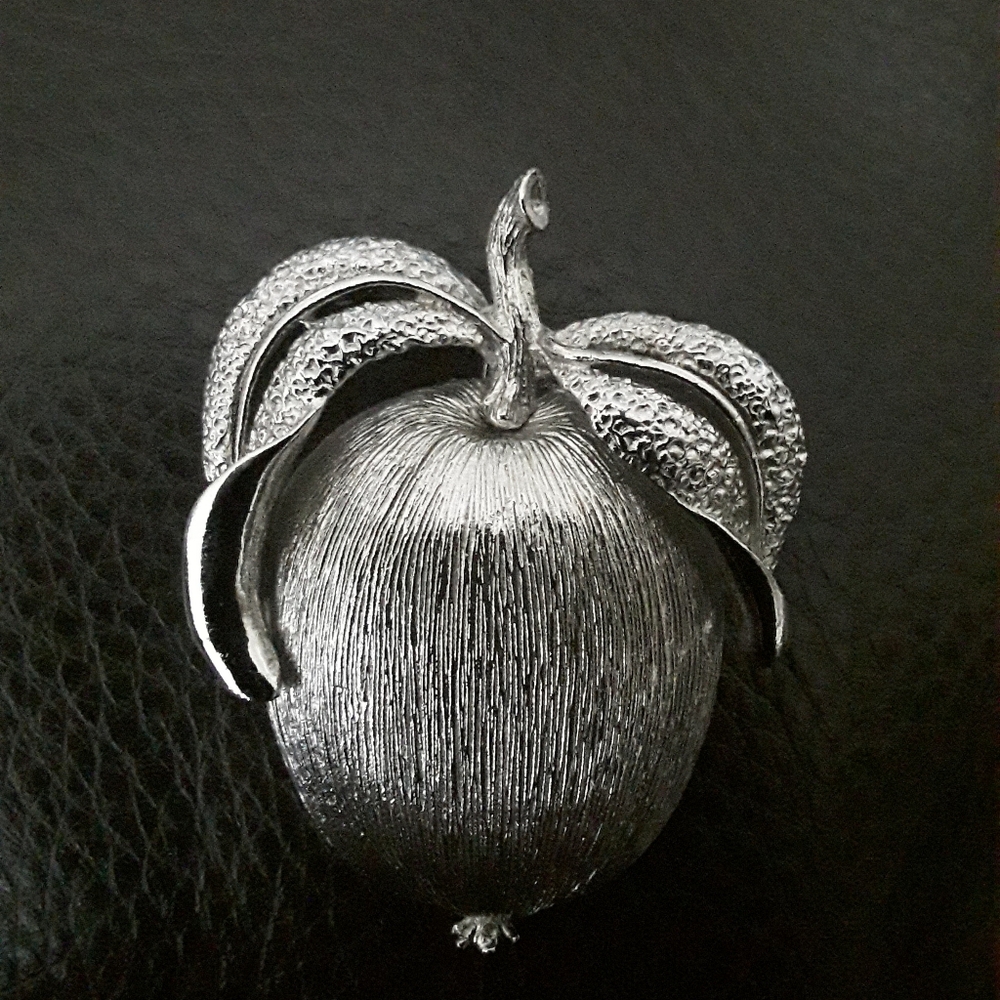 SARAH COVENTRY Elegant Silver Brooch
